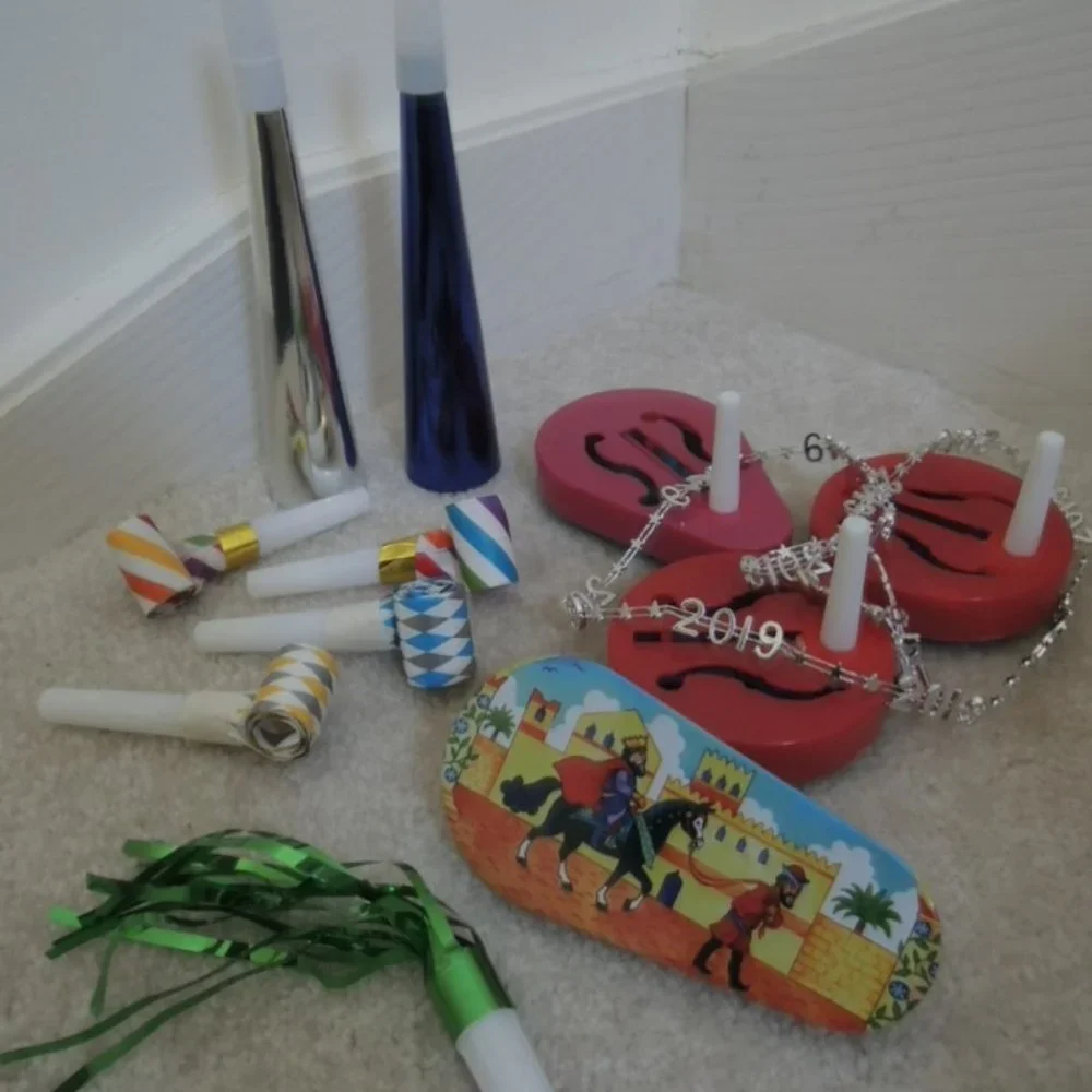 LOT of 14 New Years + Other Party Favors Horns Rattlers Necklace etc $50 Value